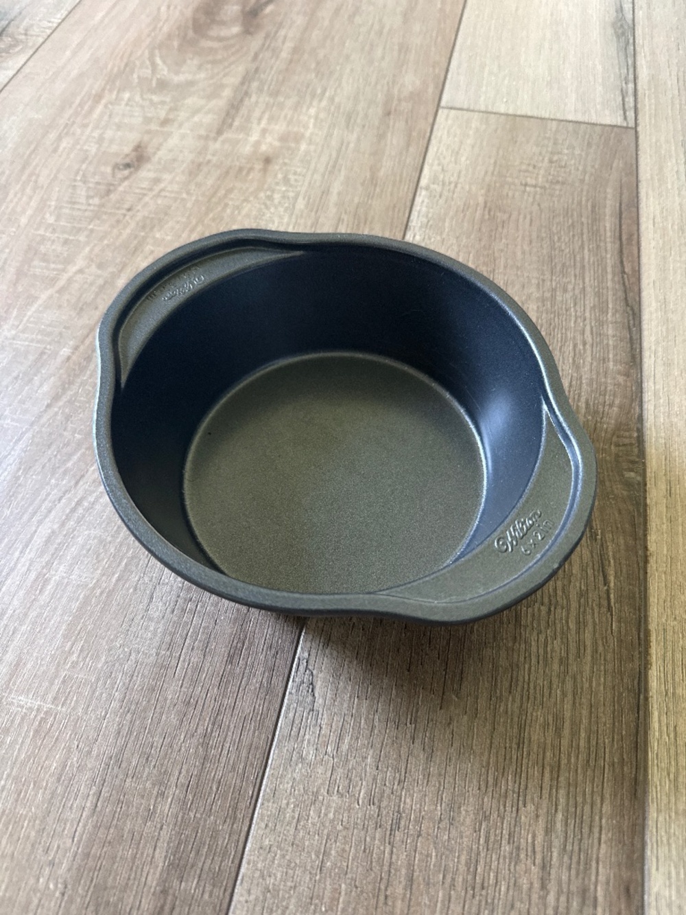 Small cake pan in perfect condition